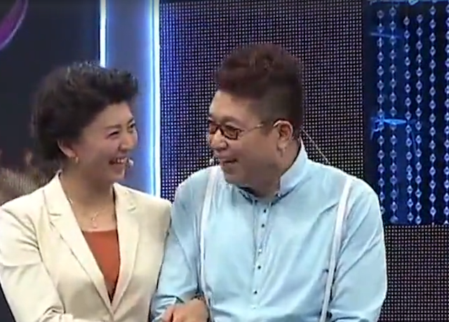 闫学晶|49岁闫学晶和王为念聚餐！穿短裙翘二郎腿，把王为念气到摔筷子