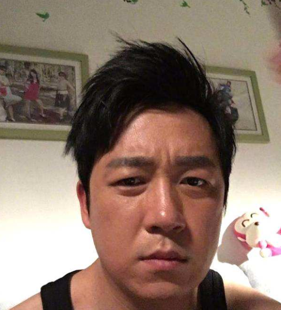 办公室|参观潘粤明住的豪宅,在家设计私人办公室,桌子上摆一堆书法用品