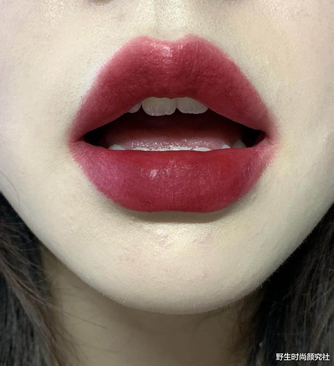 大衣 讲真,冬天穿大衣别只涂正红色,换一支口红更有气质