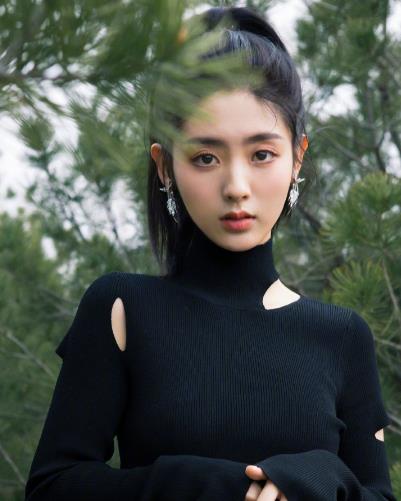 邢菲|邢菲出席金鸡闭幕式造型曝光，一袭白裙如神明少女