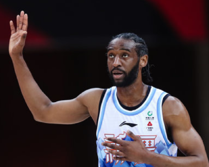 新疆男篮|新疆双塔全让！阿的江用意不明显？摩尔哈斯失误，郭士强面色铁青