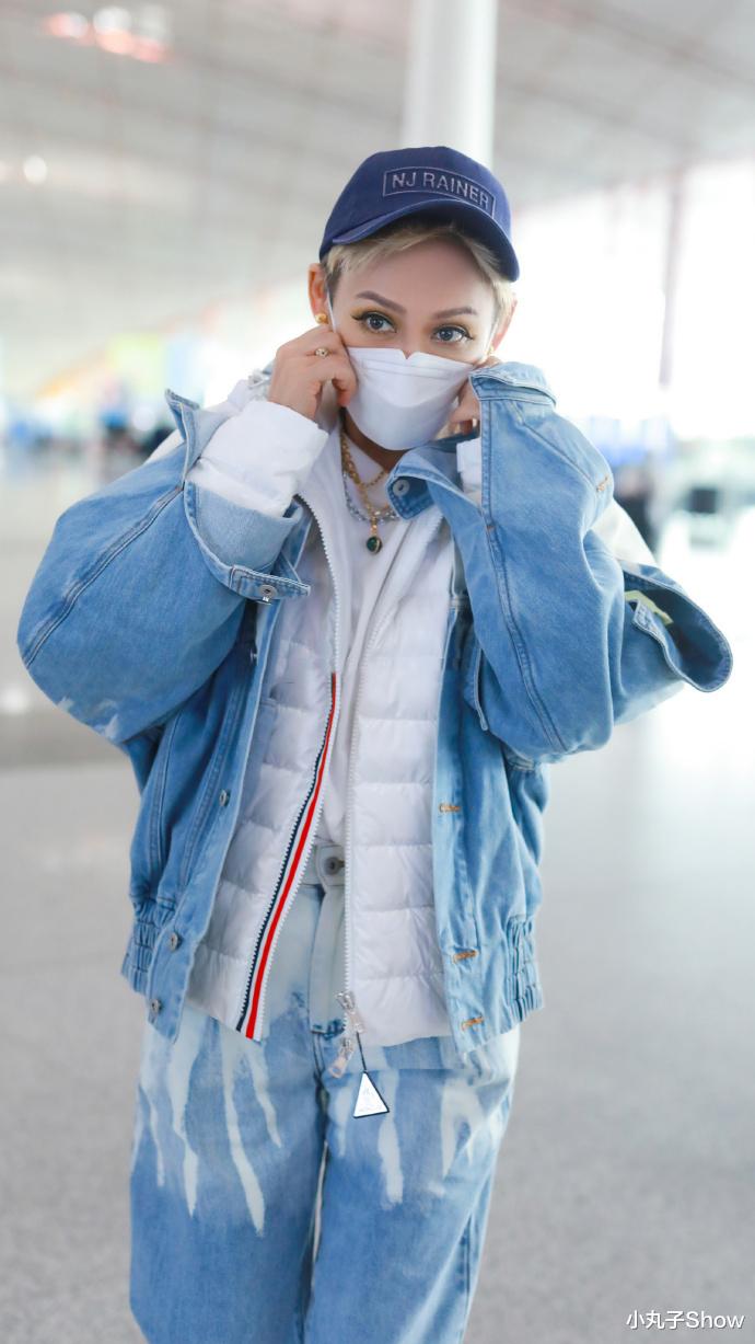 张歆艺|49岁宁静真放得开,白金短发走机场认不出,烟熏妆像真人芭比娃娃