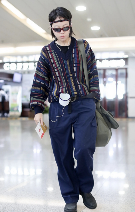 衬衫|窦靖童罕见接长发，穿衬衫解开扣子太随性，长发造型比短发更不羁