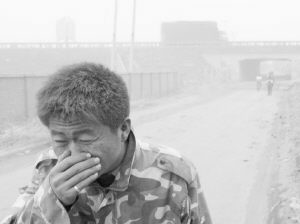 科研人员对热电厂排放有害颗粒进行再利用