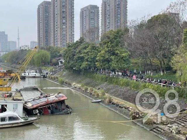 半岛晨报 突发!今天凌晨运河杭州段一船沉没