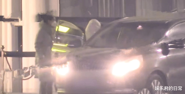 小海绵|baby带娃工作被偶遇，4岁小海绵身旁多人照顾，身高已达妈妈腰部