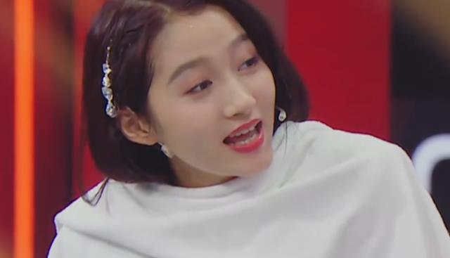 赵薇|《王牌6》关晓彤被泼满脸水“显原形”，看清素颜，确定23岁？