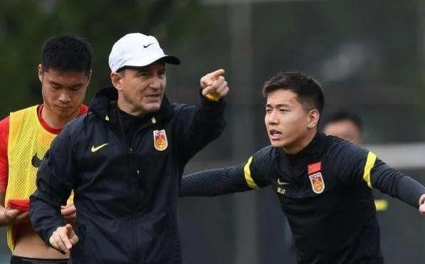 特魯西埃|李霄鵬被爆只待官宣，揚(yáng)科維奇即插即用，特魯西埃最適合國(guó)足