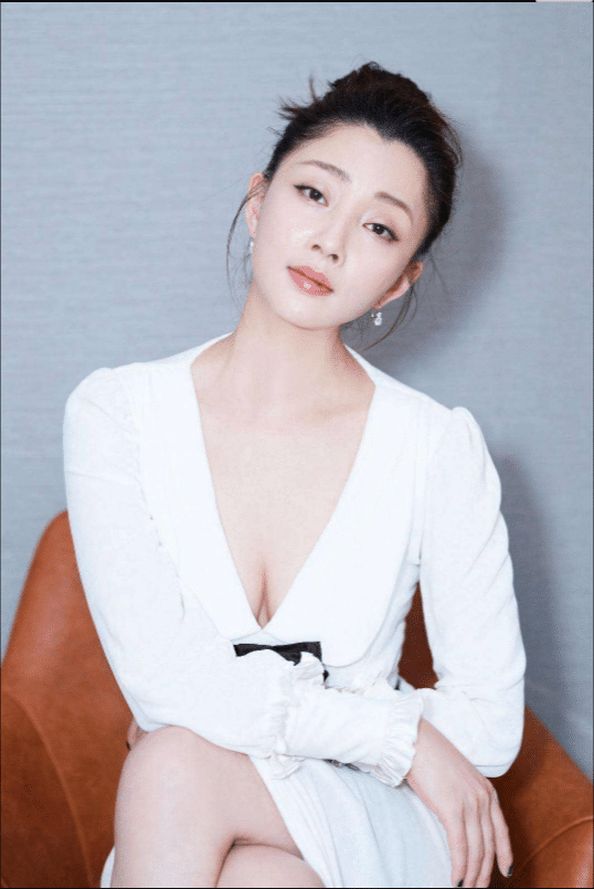 殷桃|她年轻貌美，不结婚不生孩子，如今活成男人梦