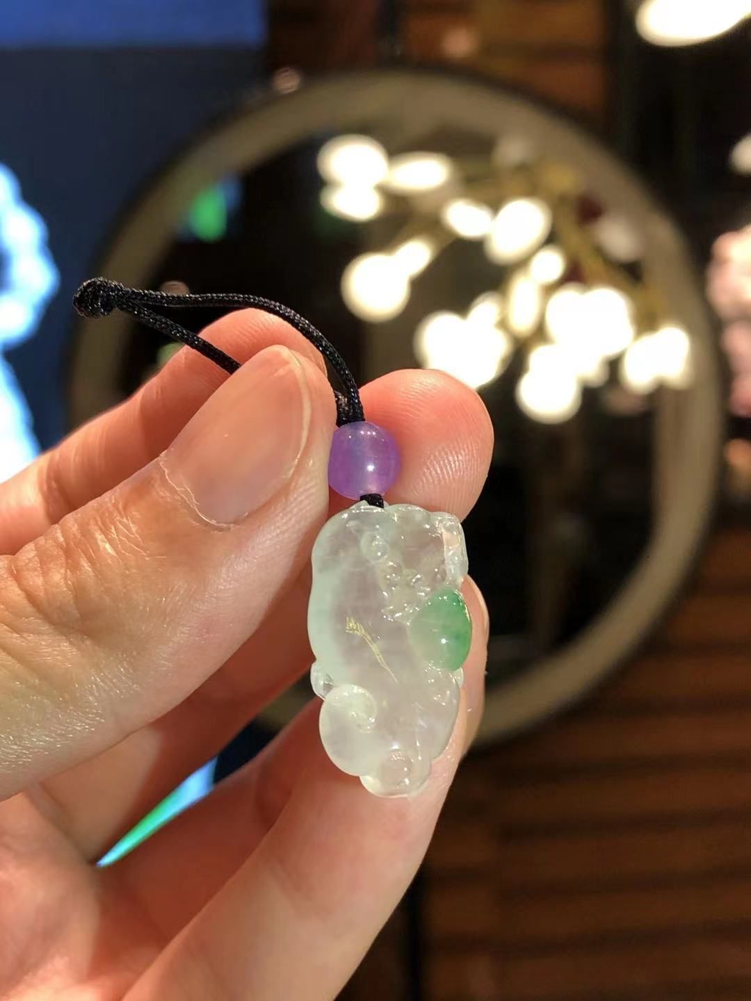 翡翠|翡翠与性价比无关。它不仅是一种商品，而且还有其他价值