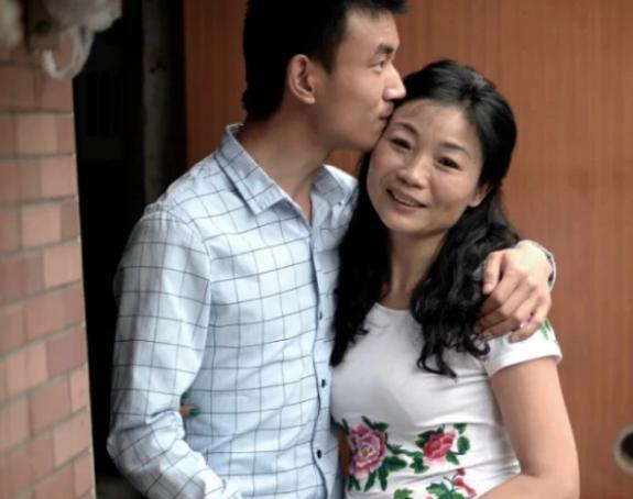 正儿八经说 那个46岁阿姨嫁给23岁重庆小伙,两人认识60天闪婚,如今生活怎样
