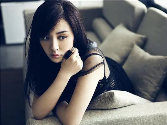 王晓晨|她被誉为“吻戏一姐”，曾一度将胡歌吻吐，更是把张嘉益嘴唇亲肿