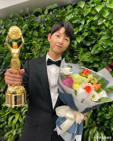 宋仲基|宋仲基外婆去世!刚拿下青龙人气奖 收噩耗“悲痛守灵堂2天”