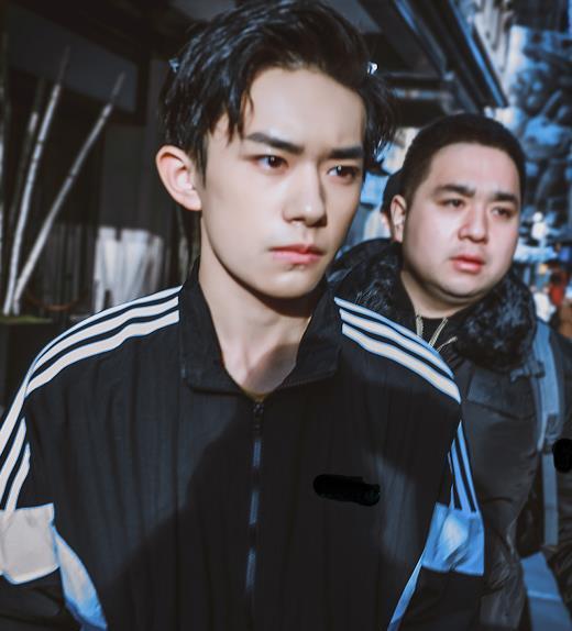 易烊千玺|女孩背景有多强？当众帮易烊千玺整理衣服，胖虎站旁边不敢阻止