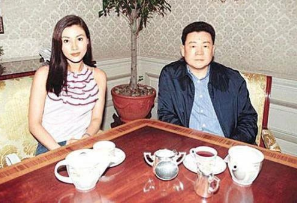 蔡少芬|蔡少芬靠他还债，李嘉欣关之琳为他争宠，贫民窟女孩被他捧成首富