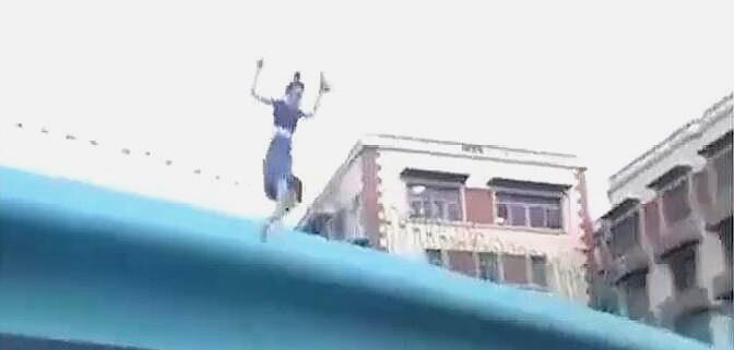 说说热点故事烩 厦门一年轻女子手持砖头从天桥跳下,砸到大巴重摔在地,现场曝光