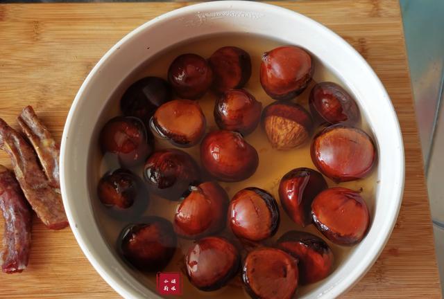 袁建明聊育儿|秋天的栗子米饭又香又糯，不用菜都能吃两碗，太解馋了