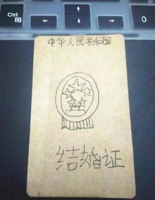 |9岁女儿背回“结婚证”，宝妈责问女儿却一脸不屑：人家都三婚了