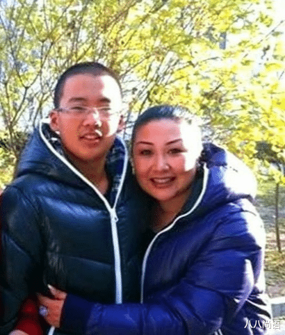 郭麒麟 郭麒麟继母罕见聚会，齐耳发型别着水钻发卡，45岁状态减龄又显瘦