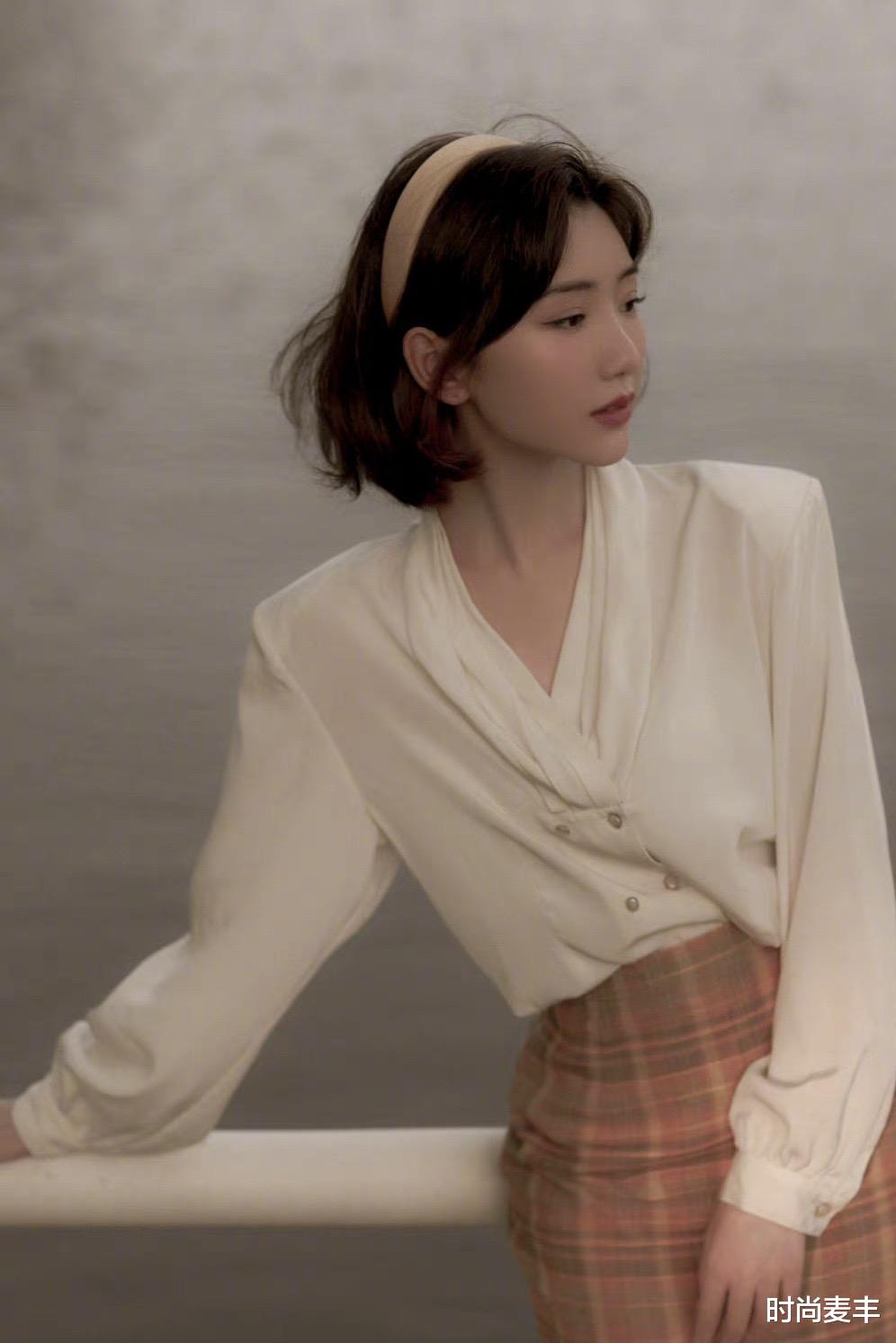 时尚麦丰|毛晓彤仿邓丽君造型，白色衬衫配格纹半身裙，浓浓的复古风