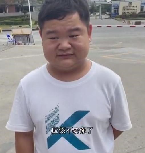 求职|广东东莞一男子身高1米23，进厂找工作被拒绝，强颜欢笑令人心酸