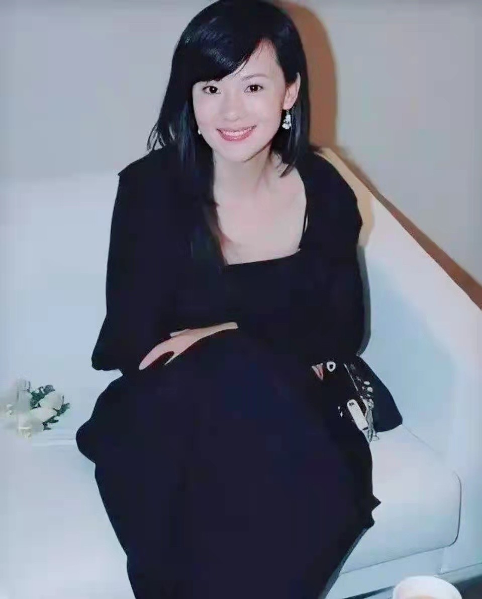 咏梅|咏梅年轻时颜值娱乐圈少有！穿吊带裙配披肩美成大家闺秀，超温柔