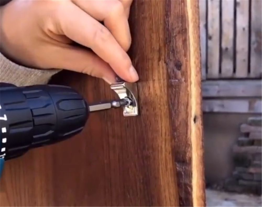 姑娘低价买下废旧木柜,亲自动手翻新成雅致小柜,网友:变废为宝