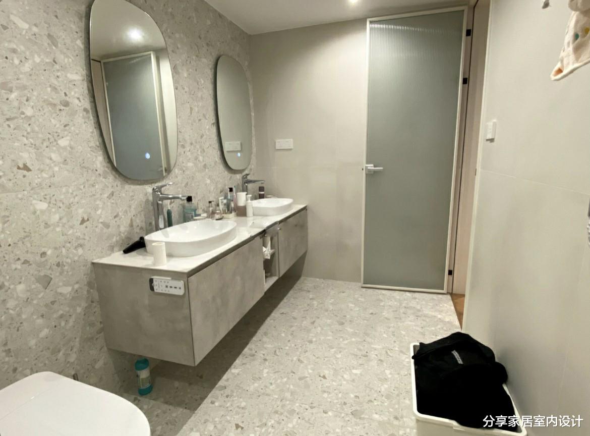 她家小三房，不豪华但很实用，全屋定制的柜子非常满意，分享一下