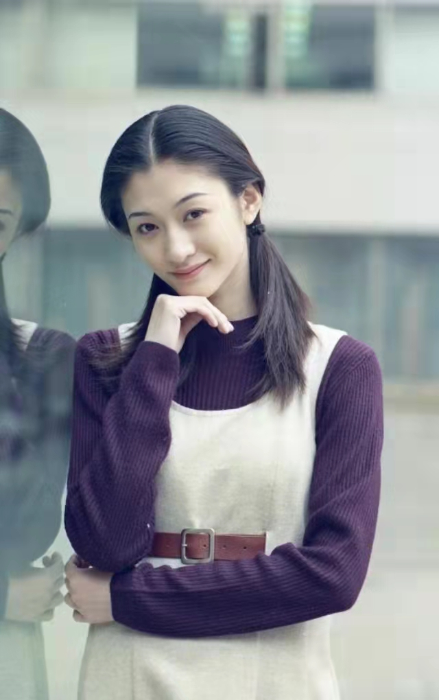 李小冉|李小冉罕见晒自拍引关注,45岁皮肤白到无瑕疵,颜值状态惹人羡