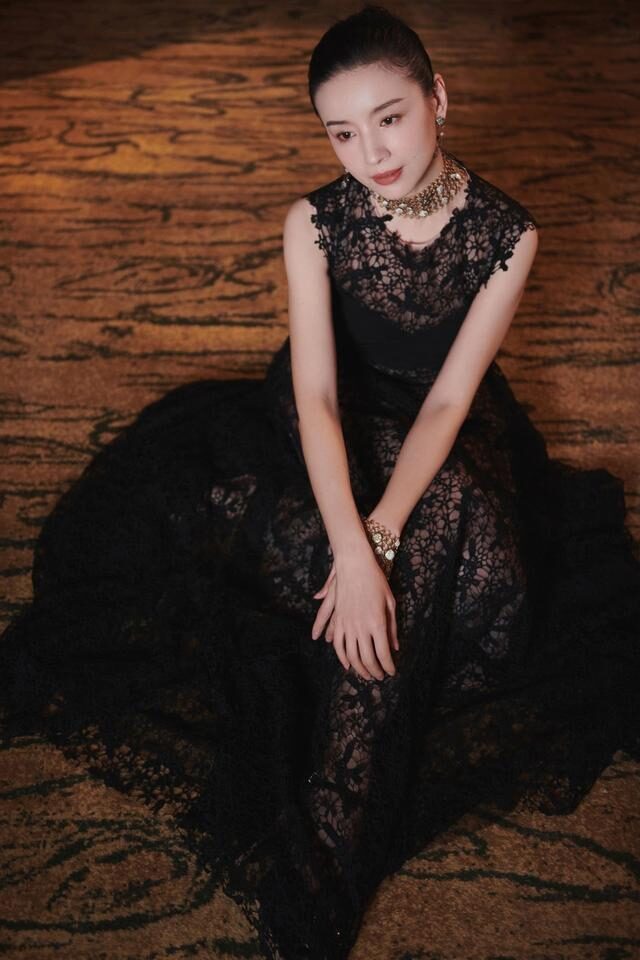 王俊凯|41岁董洁褪去青春年华，如今的她越来越女人味十足，性感迷人，网友赞