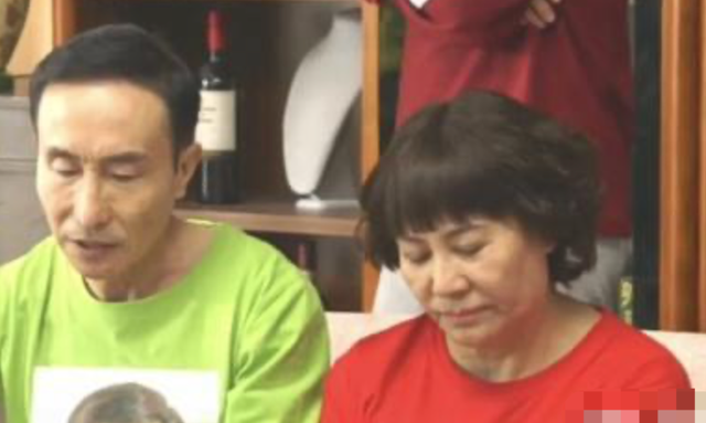 巩汉林|63岁巩汉林和老婆罕秀恩爱！头发稀少面容红润，金珠身材姣好