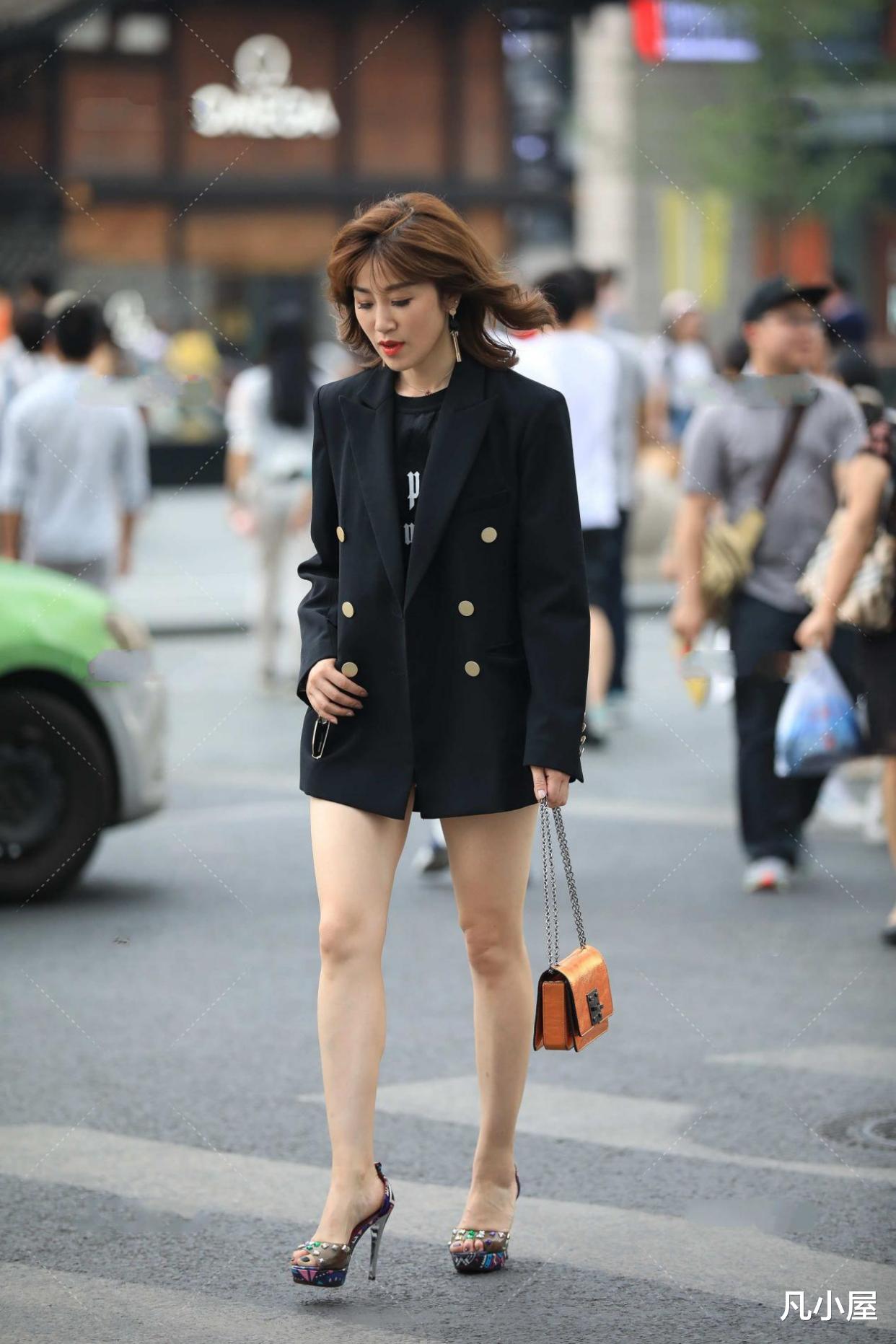 凡小屋|爱美的女性都喜欢玩下衣失踪穿搭法,原来穿连衣裙也不会差多少