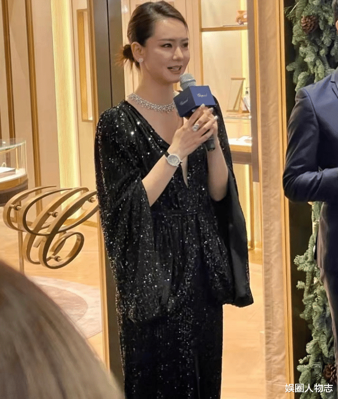 戚薇|37岁戚薇生图曝光，穿黑色开叉长裙优雅亮相，美得让人移不开眼睛