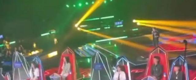 黄霄云|黄霄云凭啥能当上《好声音》小导师？只怪汪峰的其他学员太不争气