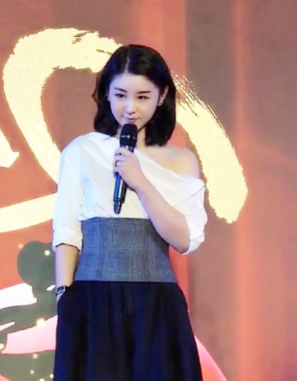 潮流前沿|35岁李小萌真是优雅又美好，穿斜肩衬衫巧用腰封收腰，清纯又气质