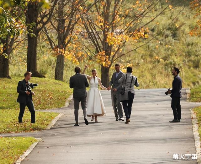 刘诗诗|比尔·盖茨久违露面，陪大女儿拍婚纱照笑得慈祥，跟前妻保持距离