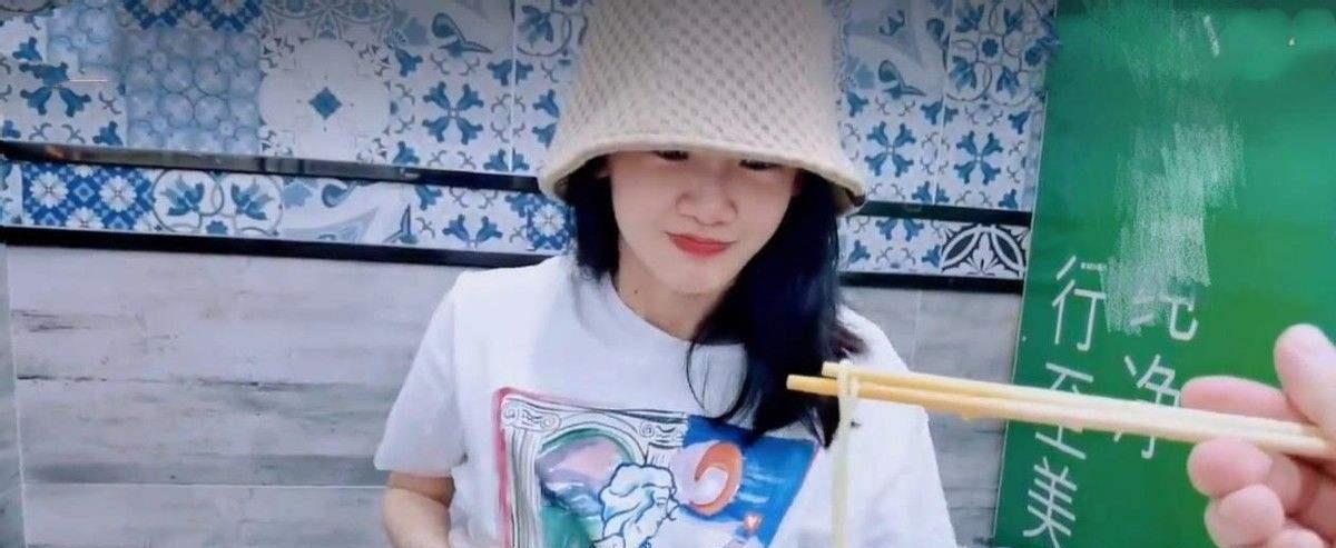 郑恺|郑恺苗苗深夜现身面馆，骑着单车素颜出镜，生活气中又不乏浪漫