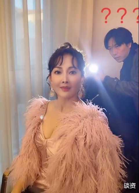 牛莉|47岁牛莉穿背心举铁，手臂肌肉健硕不输小伙，尖锐鼻头突兀抢镜