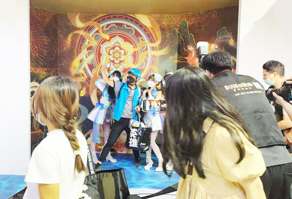 张简映岚|外卖小哥再破圈，带薪逛CJ漫展，这已经不是第一次入侵二次元了