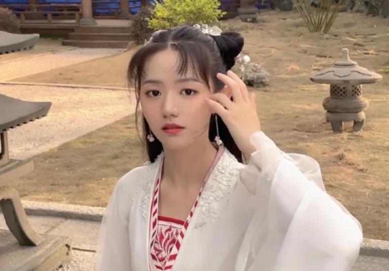 花匠小美|《花戎》美女扎堆，以为姜杉宋昕冉够美，不料“魏枝”古装好养眼