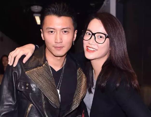 霍汶希|霍汶希身材气质颜值都艳压阿娇阿Sa！一个手势表露她绝对领导权！