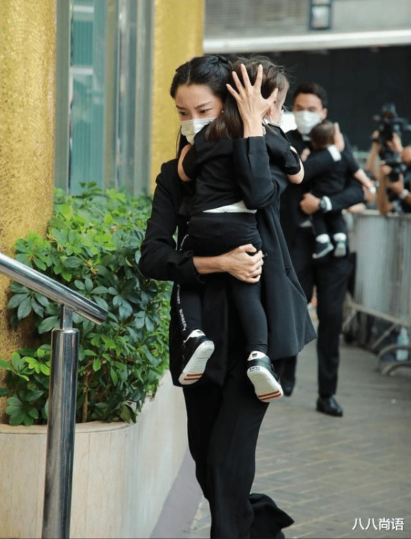 何超莲|何超莲弟弟罕晒大女儿！三岁Tittania齐肩发穿白色套装，酷似齐娇