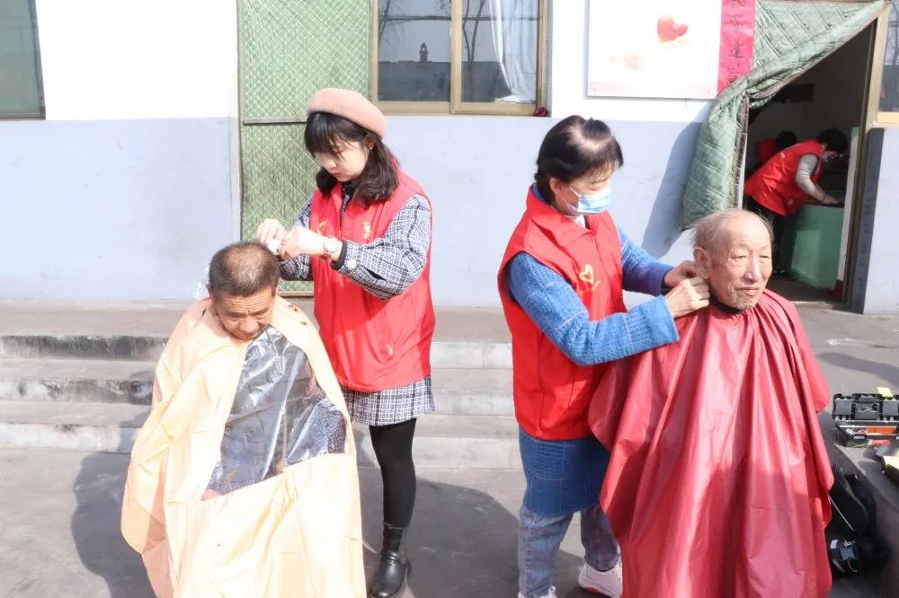 介休贴吧 第58个雷锋纪念日，介休红马甲用行动传承雷锋精神