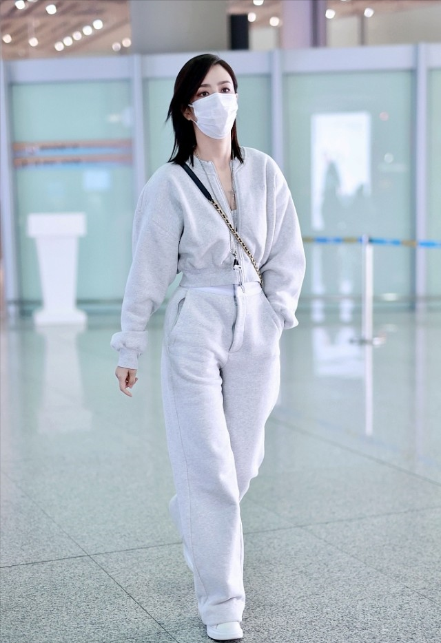 王力宏|佟丽娅越穿越年轻了，这三组搭配时髦减龄，造型看着就很舒服