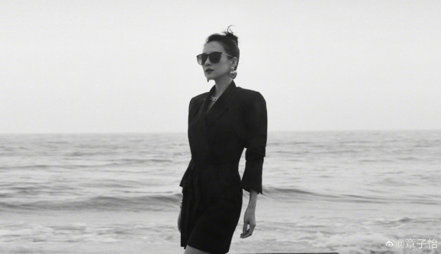 章子怡|章子怡冒雨参加活动，穿雨衣拍写真又美又飒，与粉丝互动接地气儿