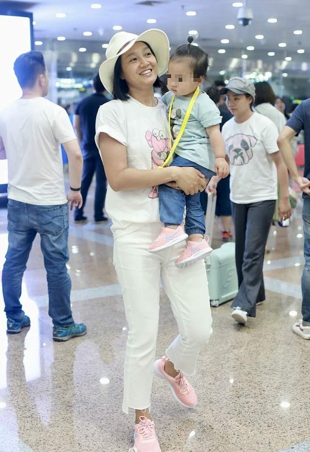 王思聪|朱丹二胎儿子真容曝光，小脸肉嘟嘟似周一围，小小丹贴心喂食弟弟