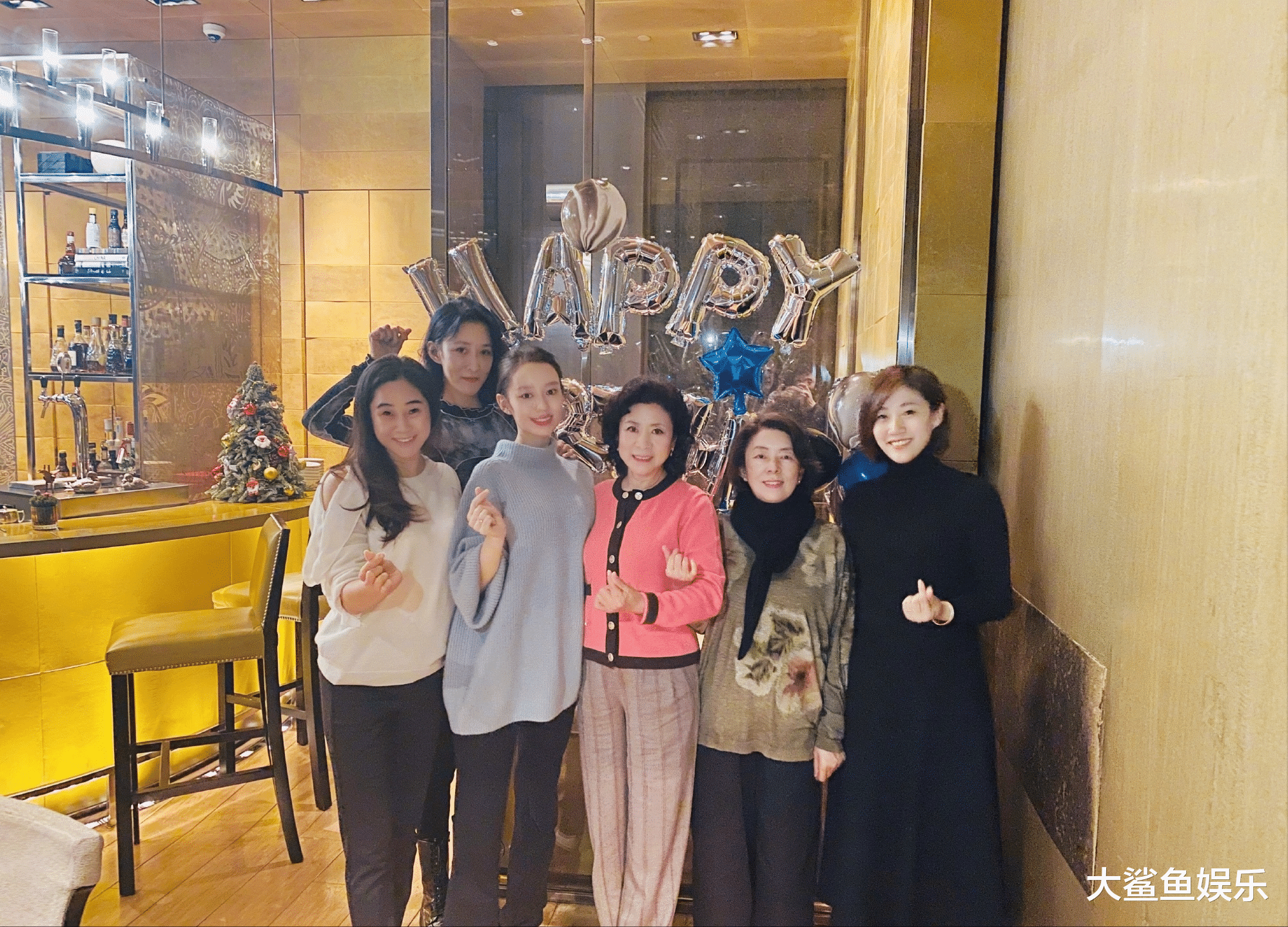 郎朗|郎朗罕见和岳父岳母同框出镜，岳父穿黑色夹克配满头银发，儒雅又帅气比女婿还抢镜