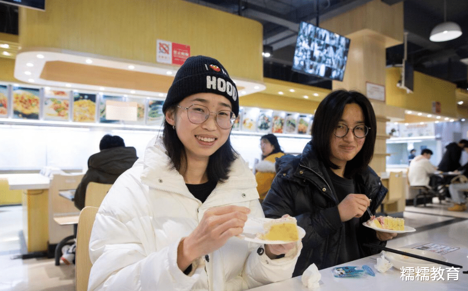 大学生|大学生活费“等级”划分，贫富差距太大，第一级的孩子不敢出门