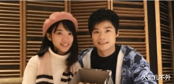 苏炳添|苏炳添罕见的晒出与妻子的合照，网友们瞬间不淡定了，这是高中生吧！