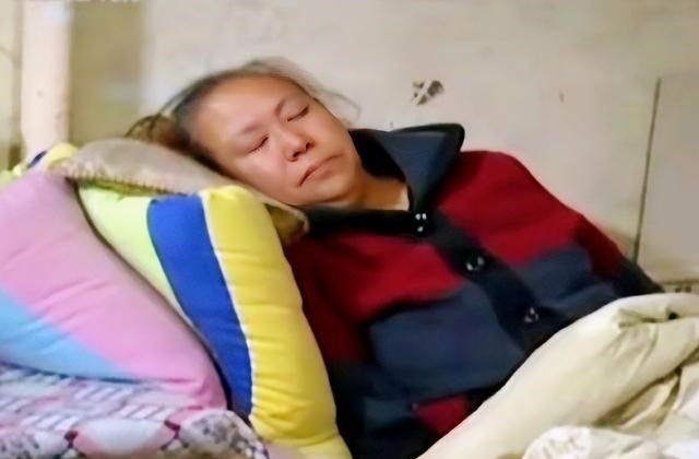 一家3代同床睡14年后,女婿强行搬走惹怒岳母,女儿跪求母亲原谅